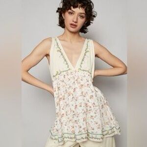POL Floral V-Neck‎ Sleeveless Top